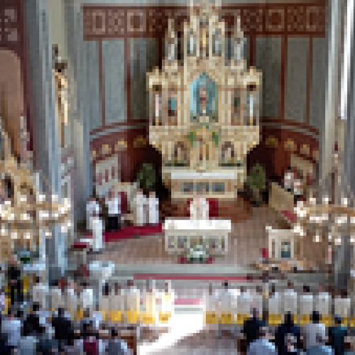 Gemeinsame Feier der hl. Erstkommunion in der Pfarrkirche Roppen