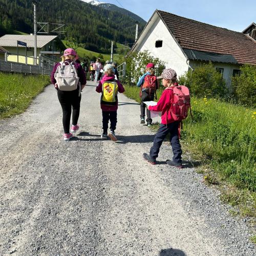 Kinder beim Wandern
