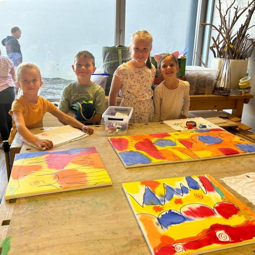 Kinder mit ihren Werken 