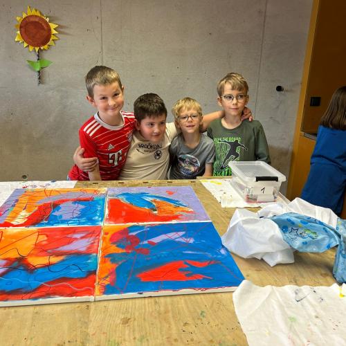 Kinder mit ihren Werken