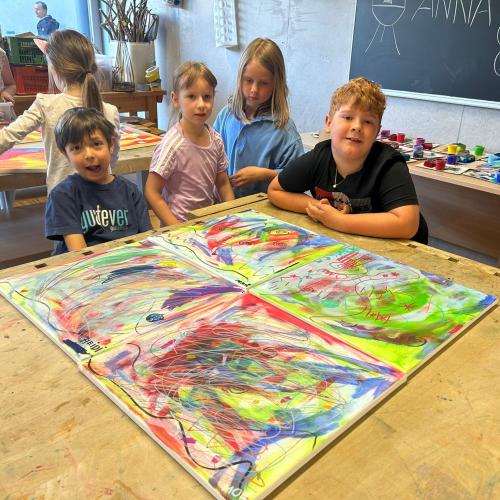 Kinder mit ihren Werken