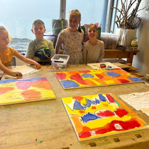 Kinder beim Malen