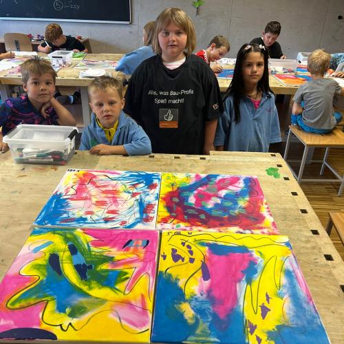 Kinder mit Werken
