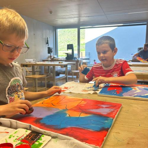 Kinder beim Malen