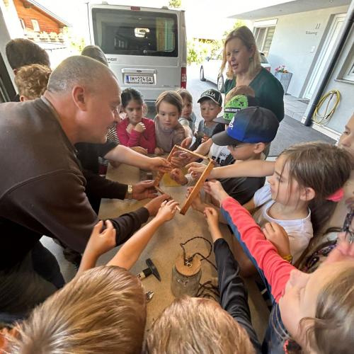 Kinder hören Erklärungen zu 