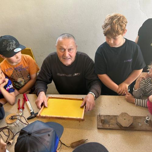 Kinder hören Erklärungen zu