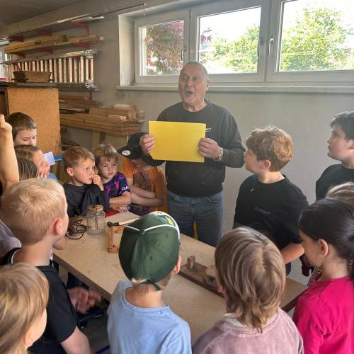 Kinder hören Erklärung zu