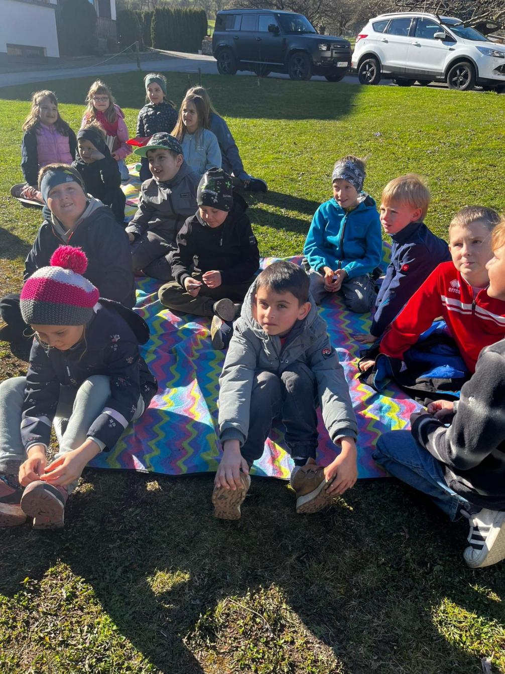 Kinder hören aufmerksam zu