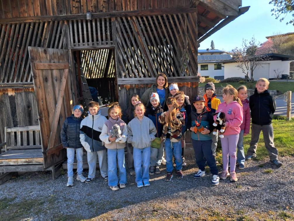 Kinder vor einer Hütte