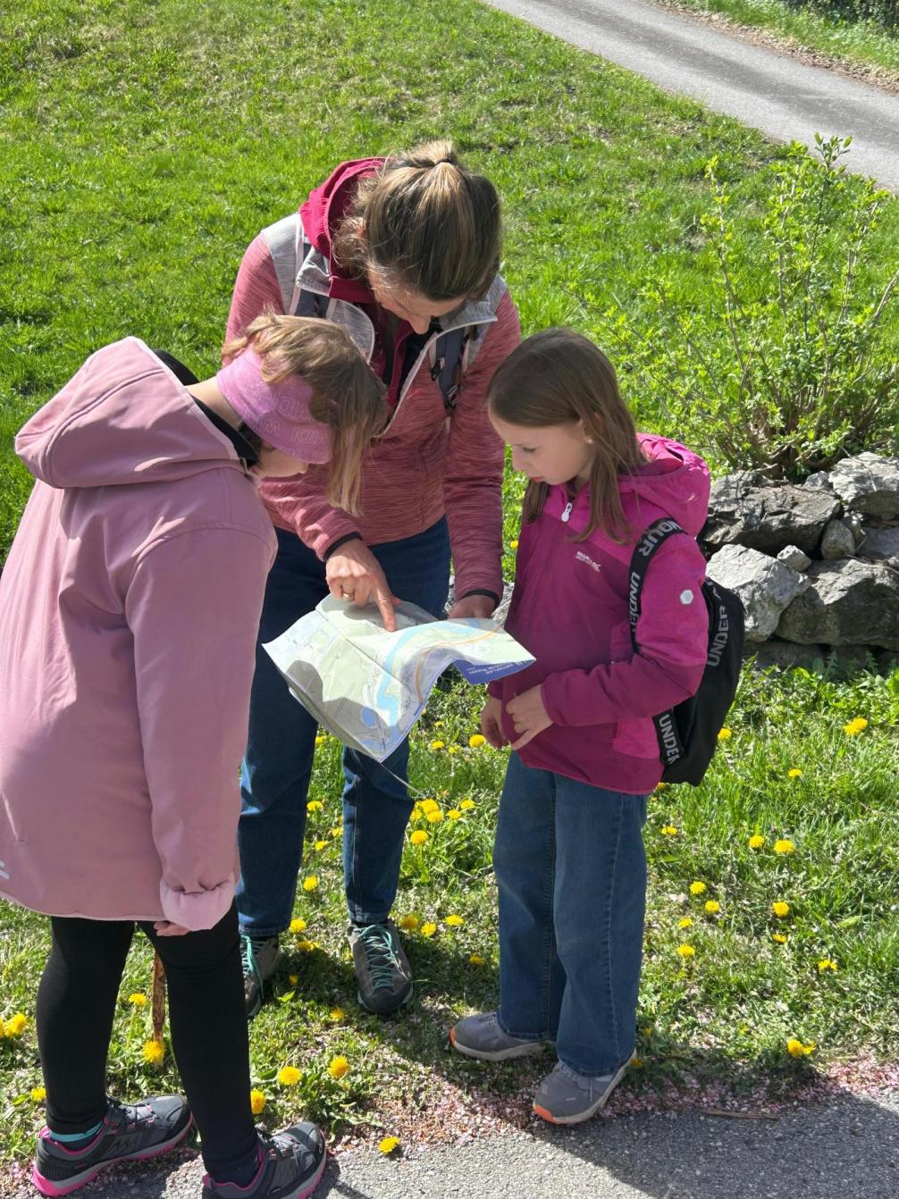 Kinder mit Landkarte