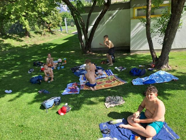 Kinder auf der Liegewiese