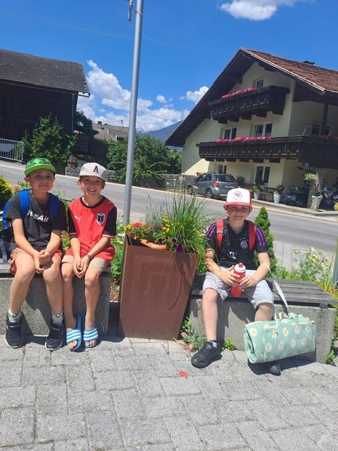 Kinder an der Haltestelle