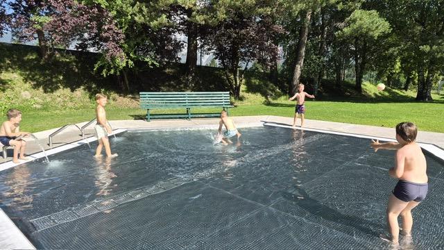 Kinder beim Spielen im Wasser