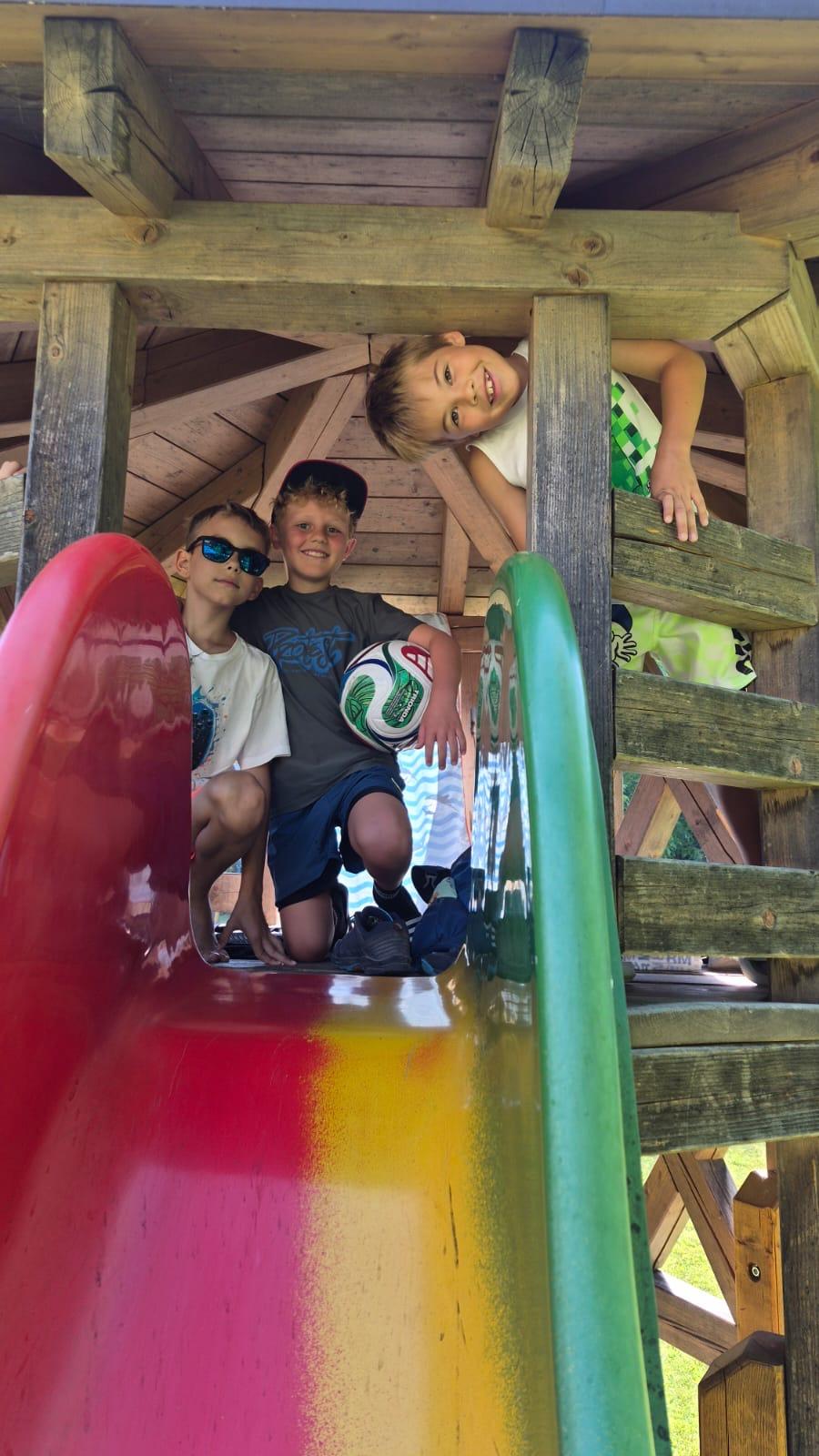 Kinder auf Rutsche