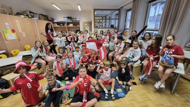 Kinder schauen Fußball