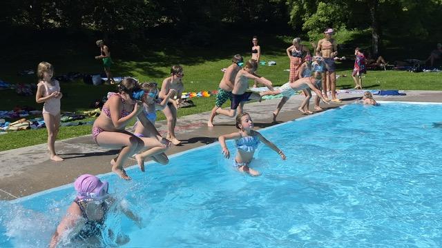 Kinder springen ins Wasser
