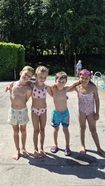 Kinder stehen nebeneinander