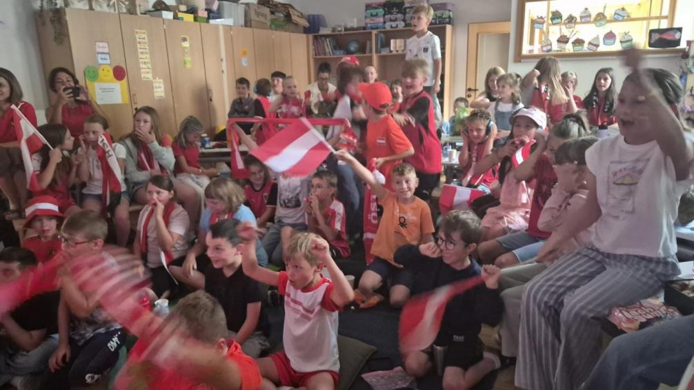 Kinder schauen Fußball