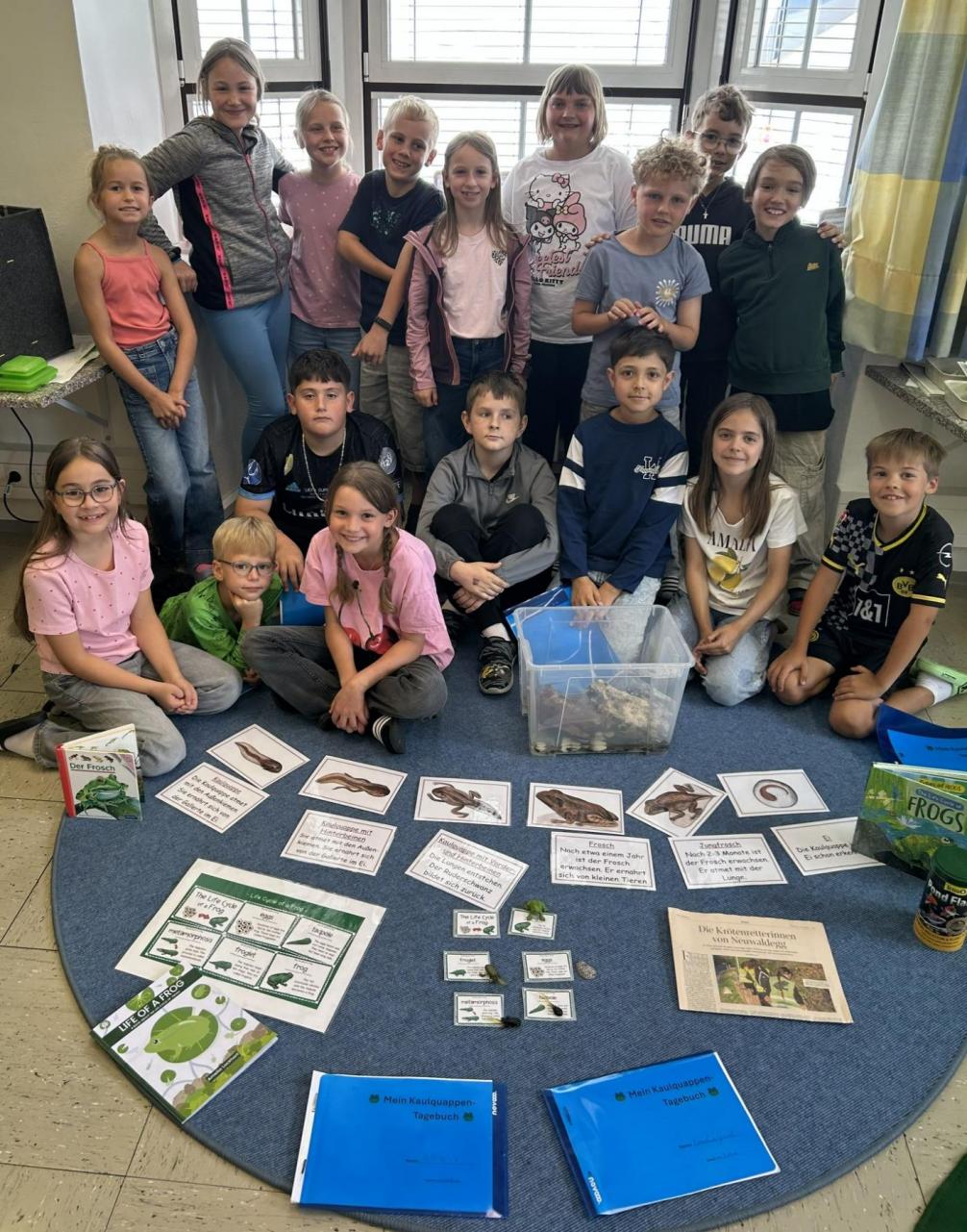 Klassenfoto mit Lernmaterial