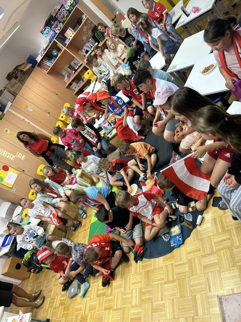 Kinder schauen Fußball