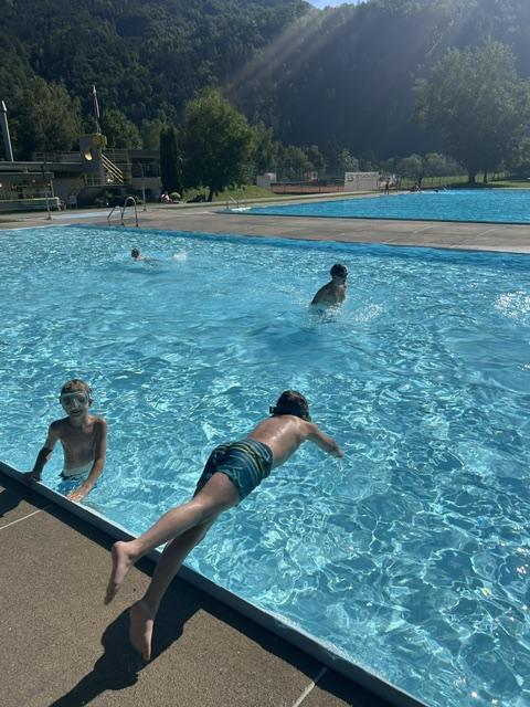 Junge springt ins Wasser