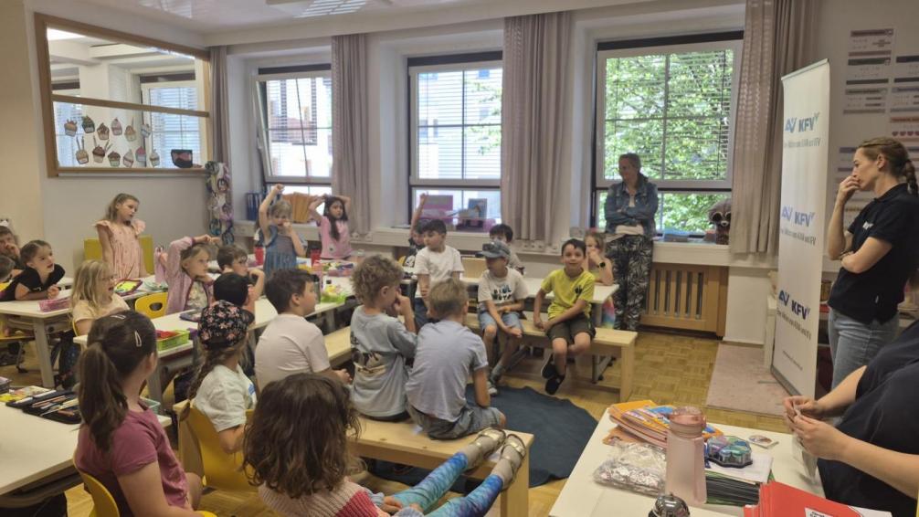 Kinder im Unterricht: Themen Sicherheit im Straßenverkehr, richtiges Angurten, ...