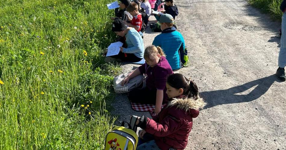 Kinder am Wiesenrand