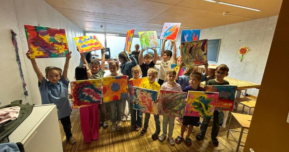 Kinder mit eigenen Werken