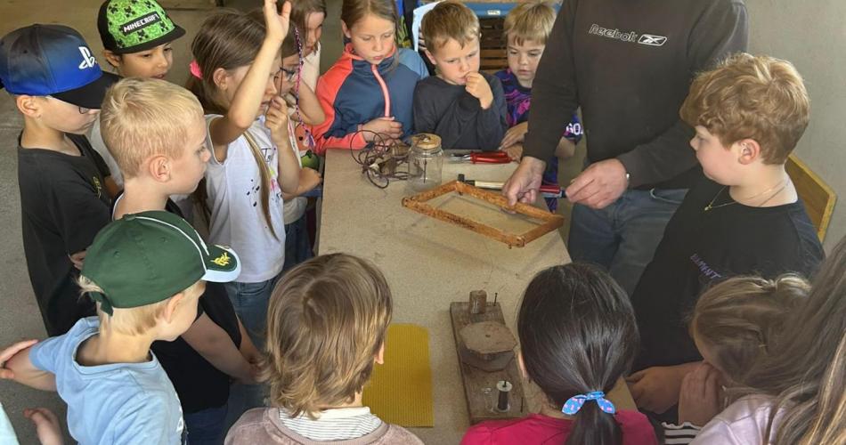Kinder im Gespräch über Bienen