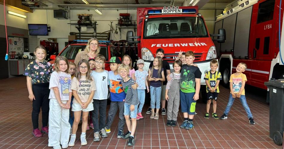 Kinder vor Feuerwehrauto