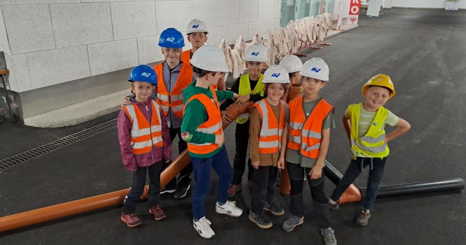 Kinder mit Helm