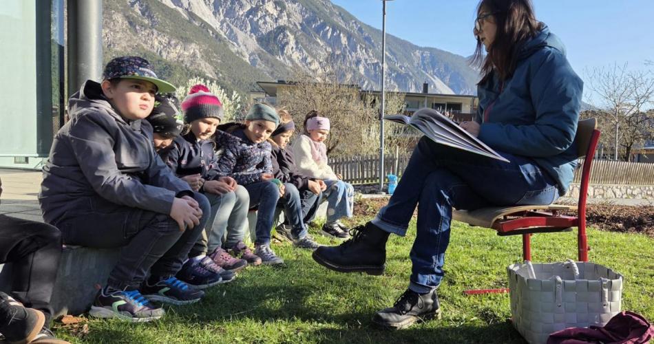 Lehrerin liest Kindern ein Märchen vor