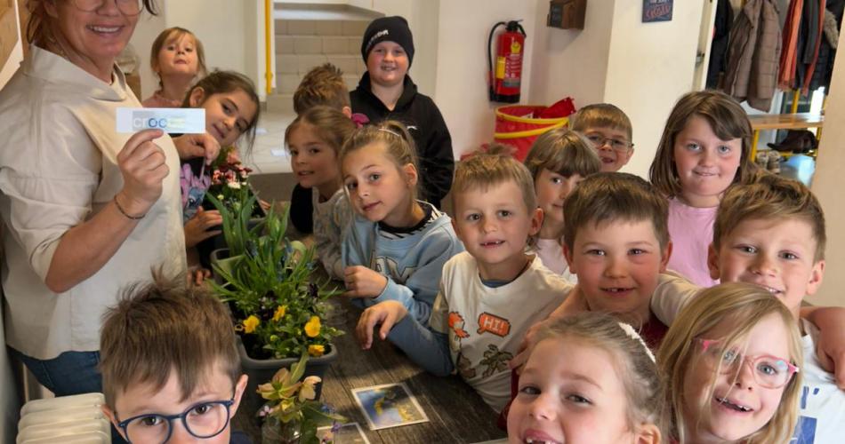 Lehrerin gemeinsam mit Schulklasse zum Thema Regenwurm in Englisch