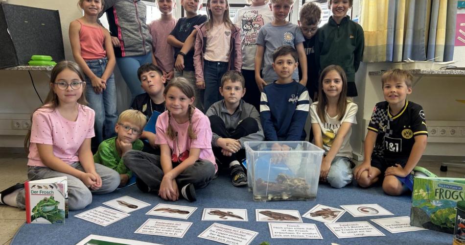 Klassenfoto mit Lernmaterial