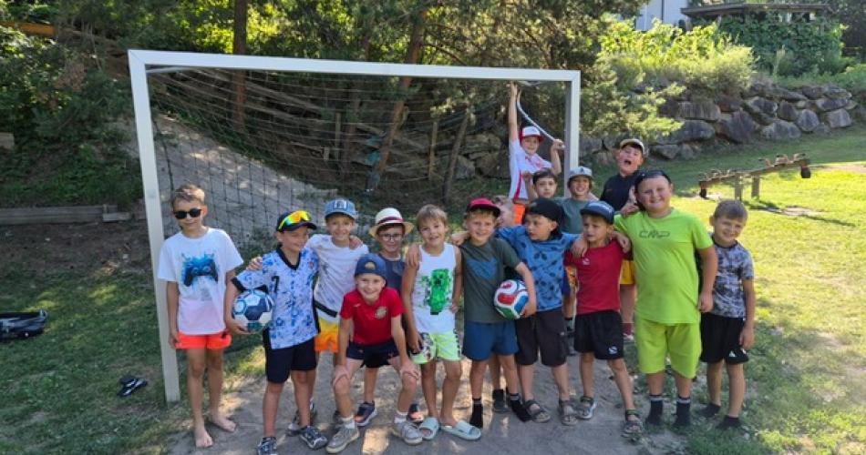 Kinder stehen vor dem Fußballtor
